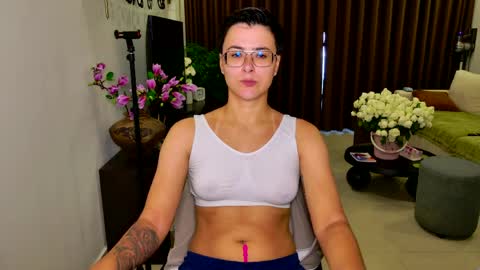 Snapshot of chloe_x_ chatting on May 23, 8:40 am Eva and Sandra online show from May 23, 8:40 am