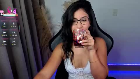 Snapshot of chloebum_ chatting on April 19, 11:09 am Chloe online show from April 19, 11:09 am