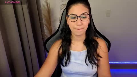 Snapshot of chloebum_ chatting on April 27, 10:57 am Chloe online show from April 27, 10:57 am