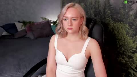 Chloe Deccker online show from May 13, 2:20 am