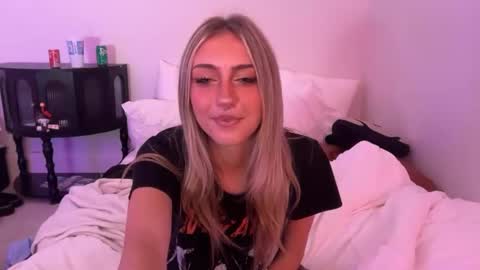 Snapshot of chloeros3e chatting on September 30, 10:20 am chloeros3e online show from September 30, 10:20 am