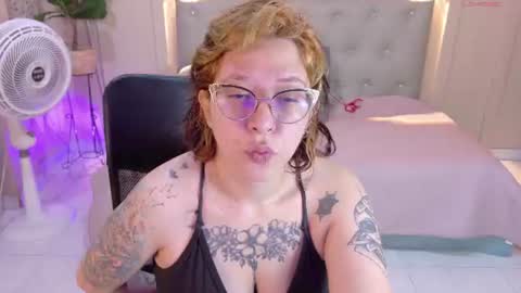 Snapshot of chloerossee chatting on June 28, 1:17 pm Chloe rosse online show from June 28, 1:17 pm