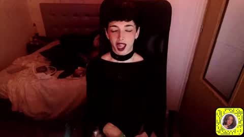 Snapshot of chloevenommm chatting on July 12, 4:25 am chloevenommm online show from July 12, 4:25 am