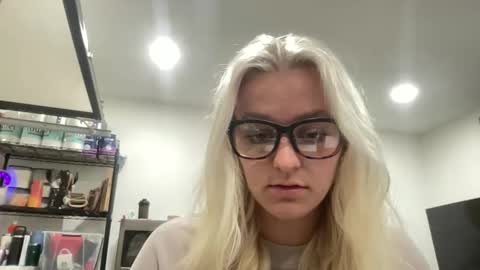 Chloe Babe online show from January 8, 8:27 am