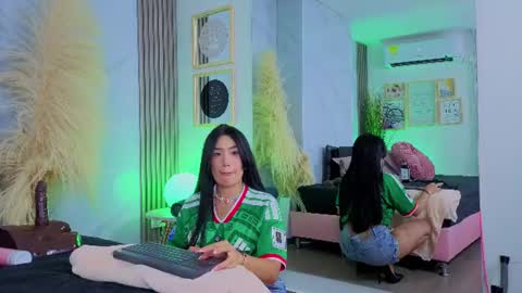 Snapshot of chlooee_ chatting on June 25, 5:12 am Chlooe online show from June 25, 5:12 am