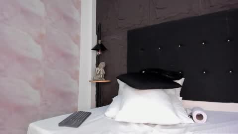 Chloe Scott online show from November 15, 1:29 pm