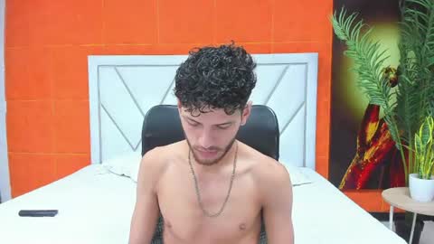 chris_grey2 online show from June 9, 12:28 pm