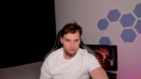 Snapshot of chris_tyson chatting on May 1, 10:14 pm Chris Tyson online show from May 1, 10:14 pm