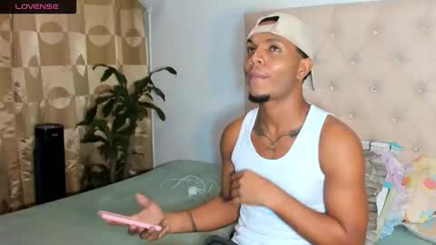 Snapshot of chriss_vall chatting on April 12, 2:38 am Chriss Vall online show from April 12, 2:38 am