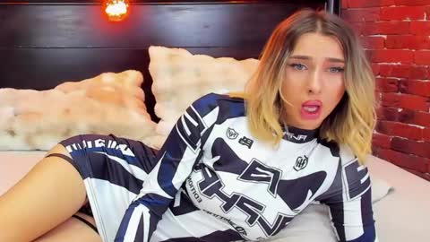 Snapshot of christyna_ross chatting on May 2, 7:30 pm christyna_ross online show from May 2, 7:30 pm