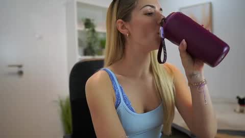 Snapshot of chronic__love chatting on January 15, 2:24 pm chronic love online show from January 15, 2:24 pm