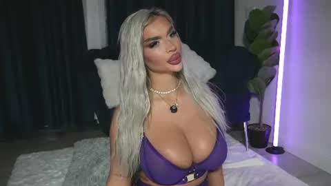 Snapshot of chrystalcade chatting on June 29, 7:36 pm Chrystal online show from June 29, 7:36 pm