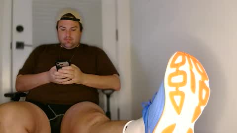 Snapshot of chubbygaymanbigfeet chatting on May 24, 7:57 am ChubbyGayManBigFeet online show from May 24, 7:57 am