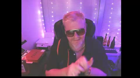 cigardaddy8869 online show from June 27, 4:39 am