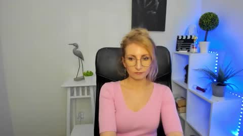 Snapshot of cinderellamoon chatting on February 17, 6:32 am Cinderella online show from February 17, 6:32 am