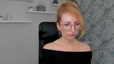 Snapshot of cinderellamoon chatting on March 2, 6:25 am Cinderella online show from March 2, 6:25 am