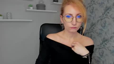 Snapshot of cinderellamoon chatting on March 2, 7:15 am Cinderella online show from March 2, 7:15 am