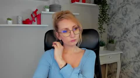 Snapshot of cinderellamoon chatting on March 3, 6:30 am Cinderella online show from March 3, 6:30 am