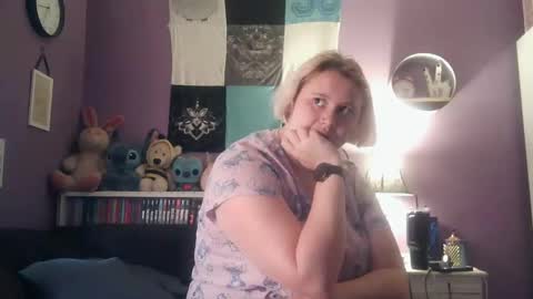 Snapshot of cinnaburwood chatting on December 7, 9:33 pm Cinna online show from December 7, 9:33 pm