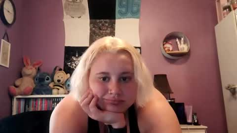 Snapshot of cinnaburwood chatting on December 15, 3:45 am Cinna online show from December 15, 3:45 am