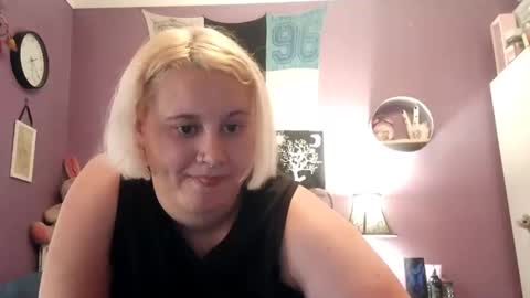 Snapshot of cinnaburwood chatting on December 19, 6:56 am Cinna online show from December 19, 6:56 am