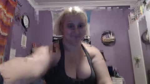 Snapshot of cinnaburwood chatting on December 19, 11:50 am Cinna online show from December 19, 11:50 am