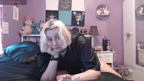 Snapshot of cinnaburwood chatting on January 19, 6:42 am Cinna online show from January 19, 6:42 am