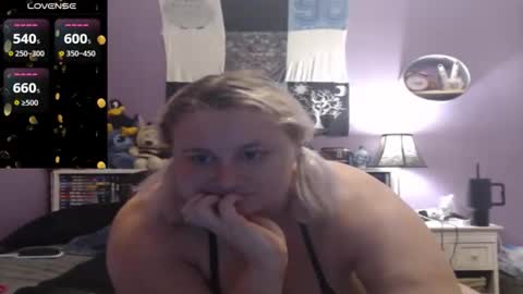 Snapshot of cinnaburwood chatting on October 4, 9:40 am Cinna online show from October 4, 9:40 am