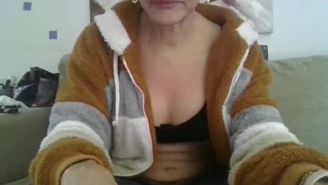 Snapshot of cinthia2525 chatting on May 17, 9:38 am cinthia2525 online show from May 17, 9:38 am