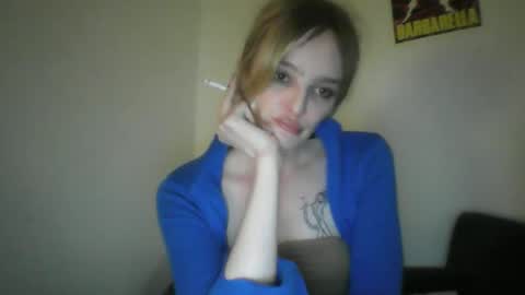 Snapshot of circeandco chatting on April 4, 6:11 am circeandco online show from April 4, 6:11 am