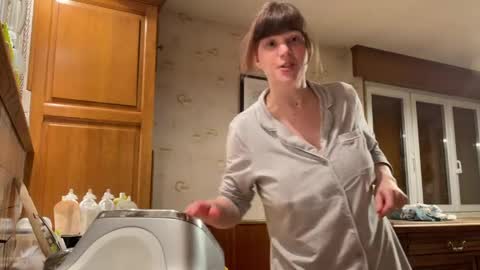 Snapshot of claire_moulin chatting on April 10, 8:35 pm Claire Moulin online show from April 10, 8:35 pm