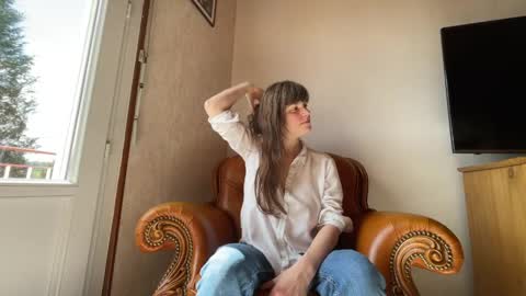 Snapshot of claire_moulin chatting on April 14, 12:00 pm Claire Moulin online show from April 14, 12:00 pm
