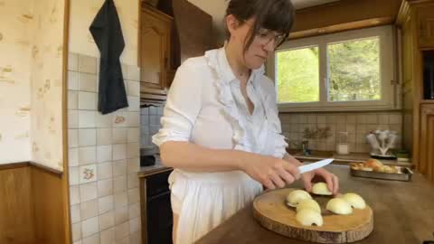 Snapshot of claire_moulin chatting on April 24, 12:07 pm Claire Moulin online show from April 24, 12:07 pm
