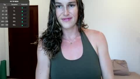 Snapshot of claralafontaine chatting on June 10, 10:47 am claralafontaine online show from June 10, 10:47 am