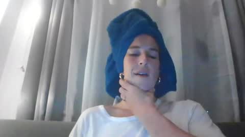 Snapshot of claralafontaine chatting on June 21, 1:57 pm claralafontaine online show from June 21, 1:57 pm