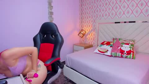 Snapshot of clarise_hall chatting on December 6, 7:56 pm C L A R I S E online show from December 6, 7:56 pm