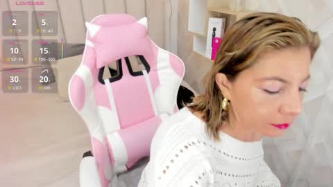 clhoe_johnson_ online show from December 17, 12:22 pm