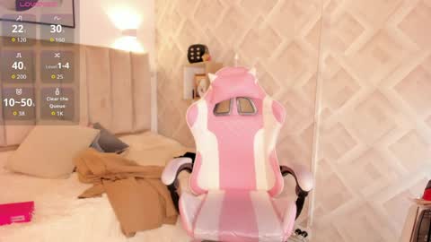 clhoe_johnson_ online show from April 6, 12:50 pm