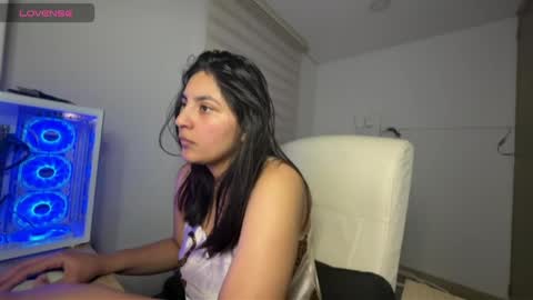 Snapshot of cloe_small08 chatting on April 21, 4:52 am cloe small online show from April 21, 4:52 am