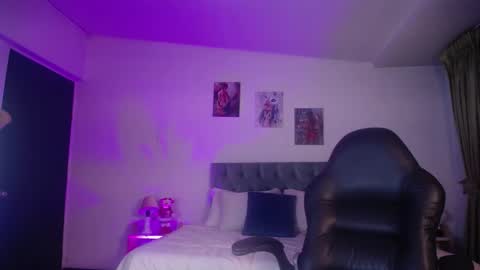 Snapshot of clown_face chatting on December 6, 6:26 am emely dolce online show from December 6, 6:26 am