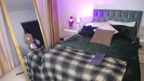 Snapshot of clown_face chatting on December 7, 6:43 am emely dolce online show from December 7, 6:43 am