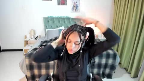 Snapshot of clown_face chatting on February 6, 3:27 am emely dolce online show from February 6, 3:27 am