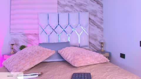 colett online show from April 15, 12:01 pm