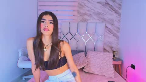 Snapshot of colett_hall chatting on June 4, 12:00 pm colett online show from June 4, 12:00 pm