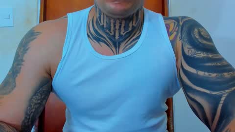 Snapshot of colombian_monster_cock chatting on October 27, 5:00 am camilo online show from October 27, 5:00 am