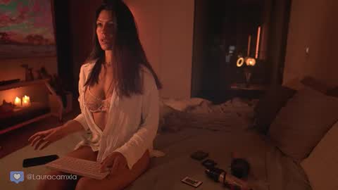 Laura online show from October 19, 11:27 pm