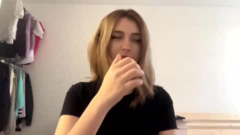 Amelia online show from March 5, 1:07 pm