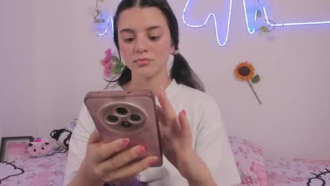 Snapshot of coralinexxx07 chatting on July 14, 2:05 am Coraline uwu Bienvenidos al dulce mundo de Coraline Hola amores soy Coraline Una chica tierna juguetona online show from July 14, 2:05 am