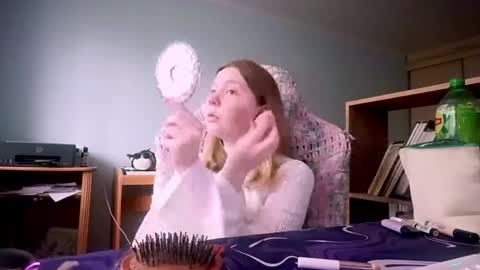 Snapshot of corinearendale chatting on May 31, 9:05 am Elvi online show from May 31, 9:05 am