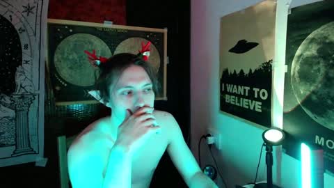 Snapshot of cosmonudes chatting on December 31, 12:21 am Barry online show from December 31, 12:21 am